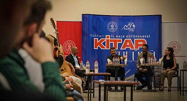 Vali Çelik, kütüphanede gençlerle bir araya geldi