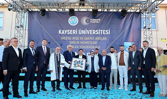 Vali Çicek, KAYÜ Sağlık Hizmetleri MYO Mezuniyet Töreni'ne katıldı