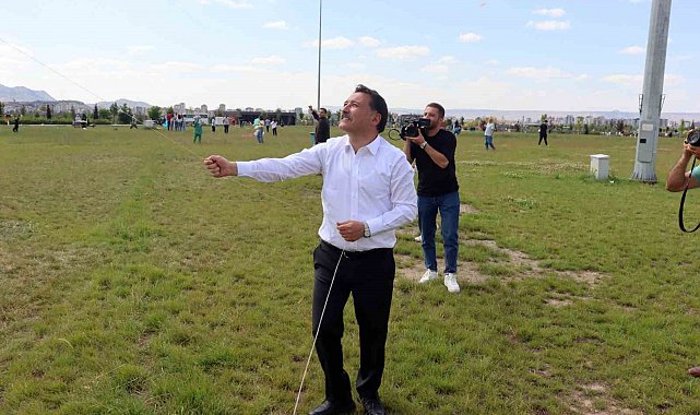 Vali Çiçek uçurtma uçurdu, bağımlılıkla mücadelede kararlılık mesajı verdi