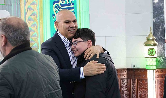 Vali Koç bayram namazında vatandaşlarla buluştu