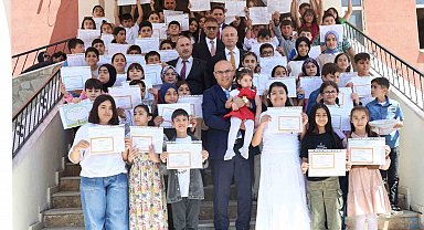 Vali Koç öğrencilerin karne heyecanına ortak oldu