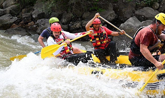 Vali Mustafa Çiftçi bu defa coşkun sularda rafting yaptı