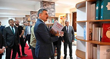 Vali Mustafa Çiftçi, kütüphanede kitapları bizzat kendisi raflara dizdi