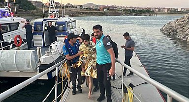 Van Gölü'nde akıntıya kapılan genç kurtarıldı