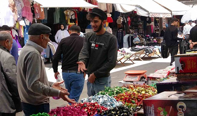 Van'da bayram telaşı başladı: Çarşı ve pazarda renkli görüntüler