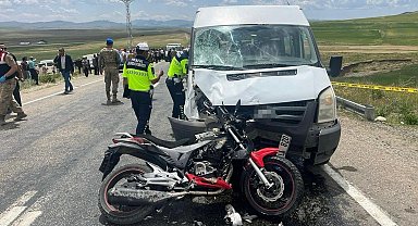 Van'da motosiklet ile minibüs çarpıştı: 2 ölü