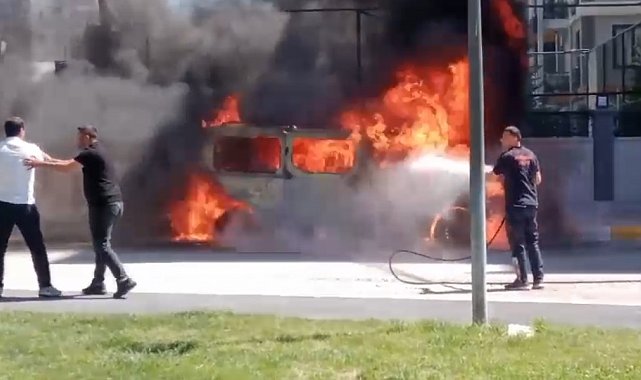 Van'da park halindeki minibüs alev alev yandı