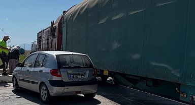 Van'da tren hemzemin geçitte otomobile çarptı: 1 hafif yaralı