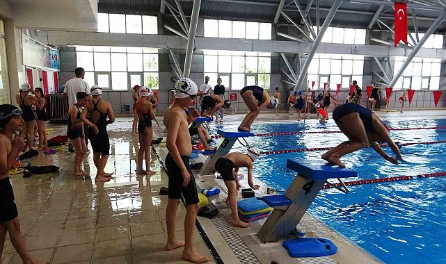 Van'da yüzme havuzuna yoğun ilgi