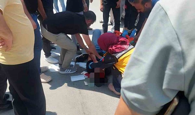 Vatandaşlar yerdeki yaralıyı güneşten korumak için dondurma şemsiyesi kullandı