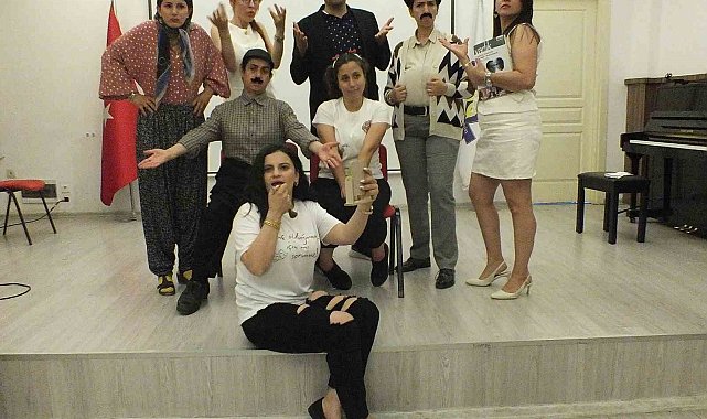 Velilerin kurduğu "Çocuklar Derse Biz Sahneye" topluluğu sahnelediği "Ah Şu Gençler" adlı oyunla büyük beğeni topladı.