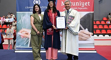 Venezuelalı diplomat da Anadolu Üniversitesi'nde mezuniyet sevinci yaşadı