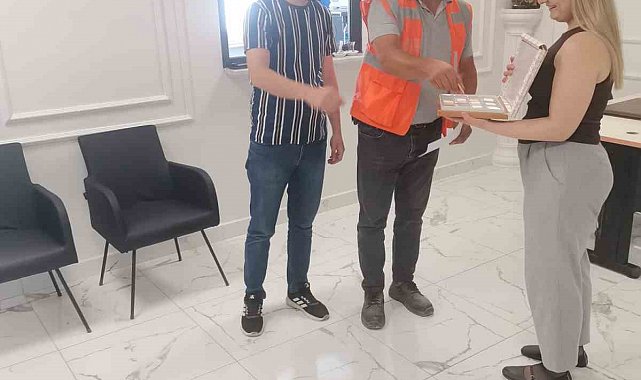 Vergi borcunu ödemeye gelen mükelleflere çikolatalı karşılama