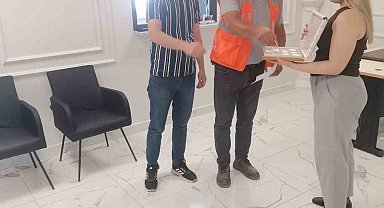 Vergi borcunu ödemeye gelen mükelleflere çikolatalı karşılama