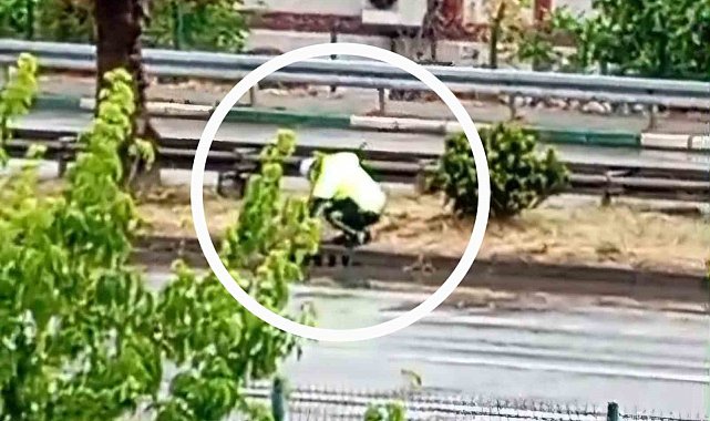 Yağış sonrası tıkanan rögarı açan polis örnek bir davranış sergiledi