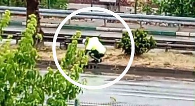 Yağış sonrası tıkanan rögarı açan polis örnek bir davranış sergiledi