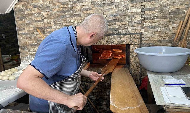 Yaklaşık 400 derece sıcaklıktaki taş fırın karşısında zorlu mesai