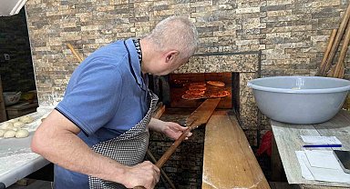 Yaklaşık 400 derece sıcaklıktaki taş fırın karşısında zorlu mesai