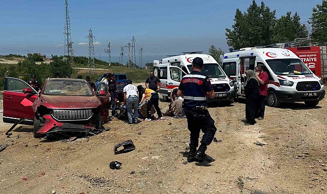 Yalova'da Togg marka otomobil 4 metre yükseklikten yola uçtu: 2 yaralı