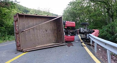 Yan yatan traktörün altında kalan sürücü ağır yaralandı
