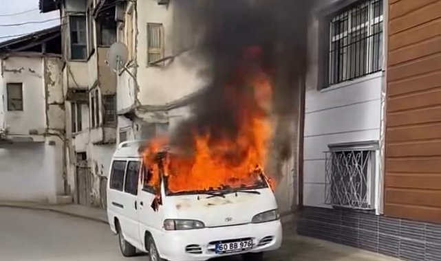 Yanan minibüs alev topuna döndü