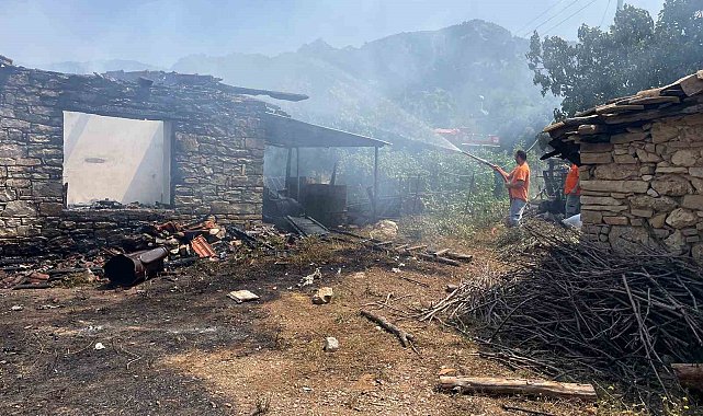 Yangında hem taştan yaptığı evini hem de biriktirdiği 80 bin lirayı kaybetti