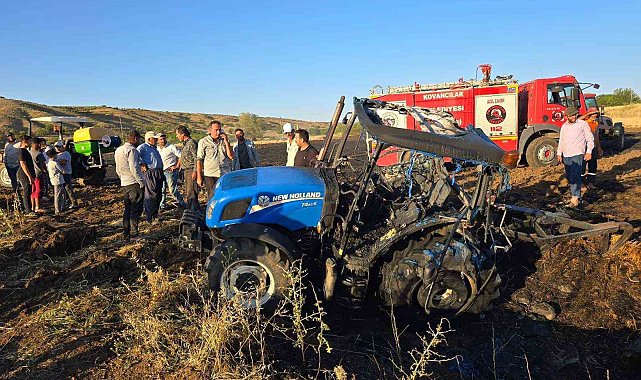 Yangının ortasında kalan traktör alevlere teslim oldu