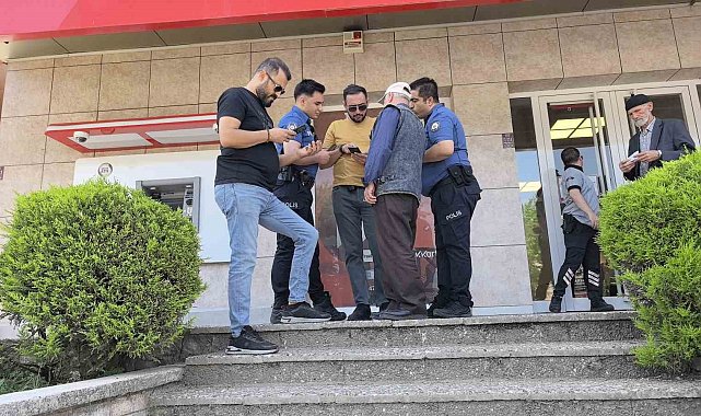 Yaşlı adamın 100 bin lirasını polis ekipleri kurtardı