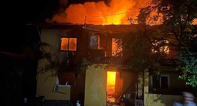 Yaşlı kadının 2 katlı evi küle döndü