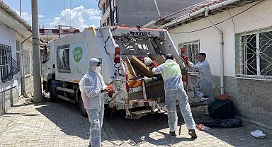 Yaşlı kadının evinden 2 kamyon çöp çıktı