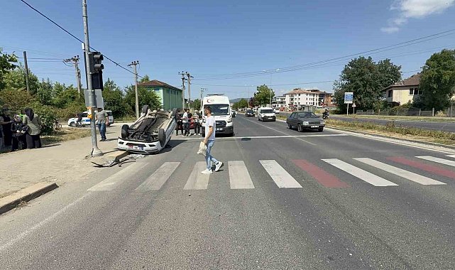 Yayaya yol veren otomobile çarpıp takla attı: 3 yaralı