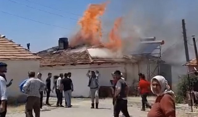 Yemek yapmak için yaktığı ateş evini ve damını küle çevirdi