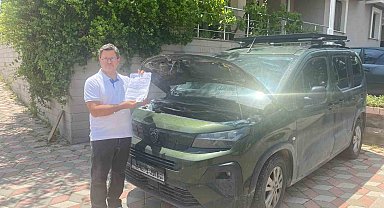 Yeni aldığı Peugeot marka arabası önce 4 kere servise girdi sonra otoparkta alev aldı