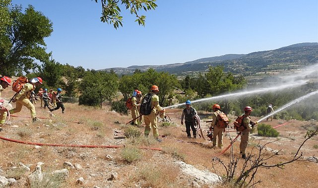 Yeni göreve başlayan yangın işçilerine uygulamalı eğitim