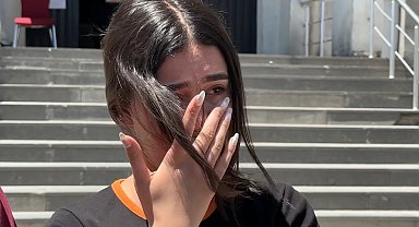 YKS çıkışı duygusal anlar: Gözyaşlarına boğulan genç kızı annesi teselli etti