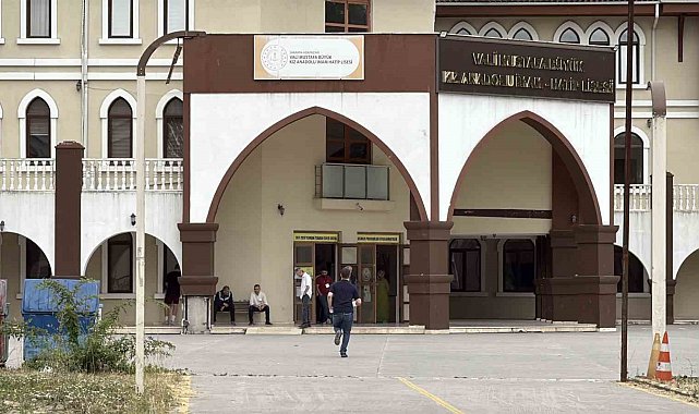 YKS'nin ilk oturumu başladı: Öğrenciler sınavda, veliler dışarda ter döküyor