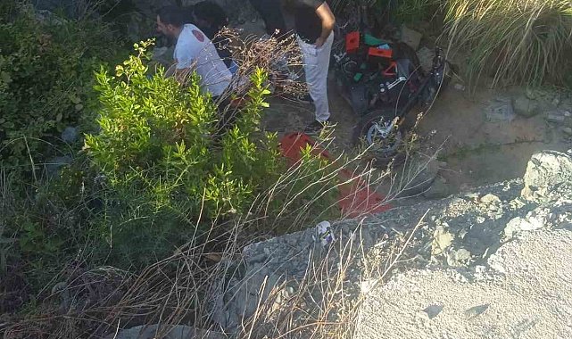 Yol kenarına devrilen motosikletin sürücüsü öldü