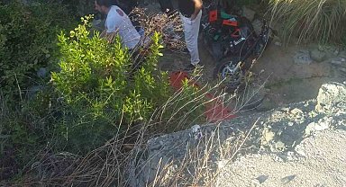 Yol kenarına devrilen motosikletin sürücüsü öldü