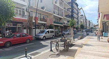 Yola fırlayıp otomobile yandan çarpan 3 yaşındaki çocuk yaralandı