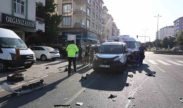 Yola kontrolsüz çıkan sürücü kazaya neden oldu: 3 yaralı