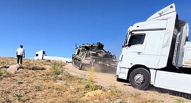 Yolda kalan tırların imdadına zırhlı tank yetişti