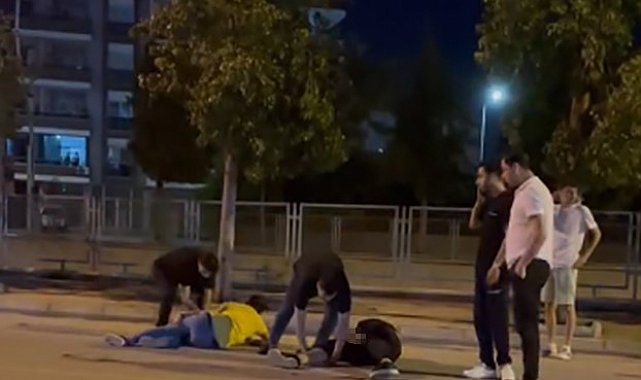 Yolda yürürken silahlı saldırıya uğrayan 2 genç yaralandı