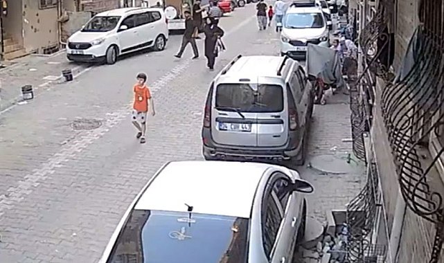 Yolda yürüyen kadın, hırsızın hedefi oldu; cebinden telefonu çalındı