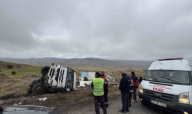 Yoldan çıkan meyve yüklü tır devrildi, sürücüsü yaralandı