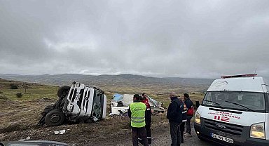 Yoldan çıkan meyve yüklü tır devrildi, sürücüsü yaralandı