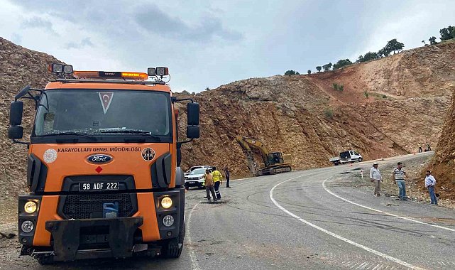 Yoldan çıkan tırın üzerindeki iş makinası düştü