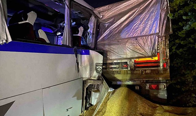 Yolun kenarında duran tıra işçi servisi çarptı