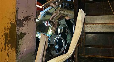 Yön levhasının direğine çarpan kamyonet kağıt gibi ezildi: 1 yaralı