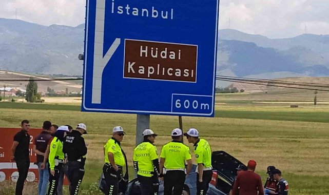 Yön tabelasına çarpan otomobil sürücüsü yaralandı