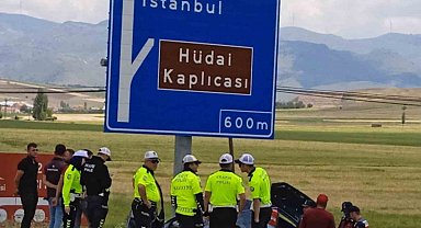 Yön tabelasına çarpan otomobildeki yaralılardan biri öldü
